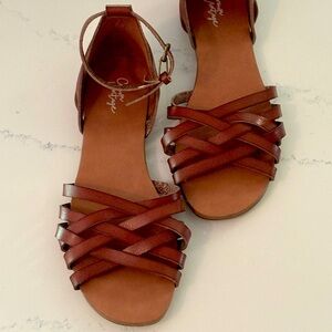 Crown Vintage strappy leather sandal, size 8 women’s